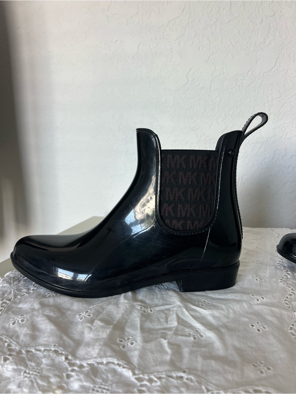 MICHAEL Michael Kors Black PVC Chelsea Ankle Rain Boots Water Resistant 9M - Picture 4 of 11